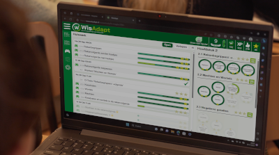 Leerling werkt aan huiswerk met WisAdapt